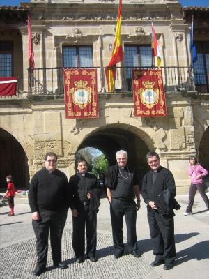 En la plaza de Santo Domingo de la Calzada con Monseñor Gonzalo