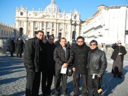 20130214235816-sacerdotes-con-el-papa.jpg