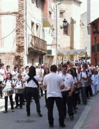 Trompetas y tambores abriendo la marcha procesional