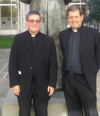 Con otro sacerdote riojano en la Universidad de Navarra