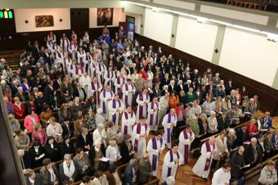 Concelebración de numerosos sacerdotes en el día del Seminario