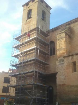 Comenzando la restauración de los arcos del campanario de Villamediana