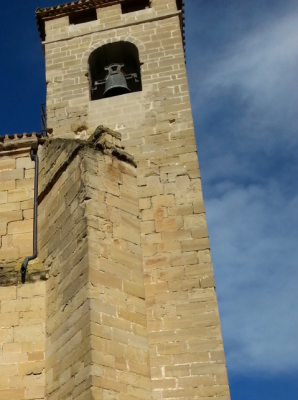 Así luce la fachada principal de la parroquia de Villamediana con su torre recién restaurada