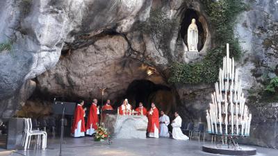 Recordando la inolvidable Misa en la Gruta de  Lourdes