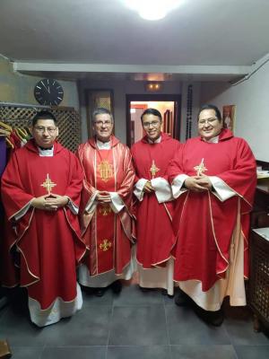Histórica foto saliendo a la Misa de Santa Eufemia cuatro sacerdotes