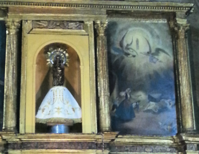 El manto de la Virgen del Pilar adorna ya su hornacina en el retablo
